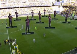 九游娱乐-西甲赛程吃紧，尼斯窗口期回应争议，态度坚定，临场指挥获称赞(西甲巴塞罗那读秒绝平西班牙人)